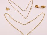 une collection de bijoux en or comprenant un collier, une bague et une bague
