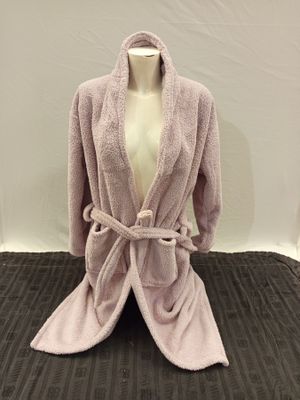 Lot de 50 pièces de textile comprenant : des robes de chambr…