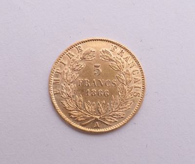 une image d'une pièce d'or sur une surface blanche