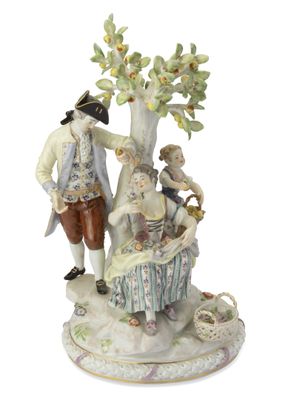 une figurine représentant un homme et une femme assis sous un arbre
