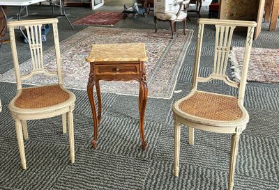 trois chaises et une table dans un salon