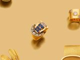 un assortiment de bijoux en or et en diamants, comprenant une montre, un bracelet, une bague et des boucles d'oreilles