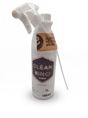 un vaporisateur blanc muni d'un manche en bois, sur fond blanc