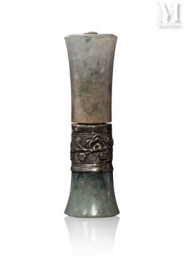 un vase posé sur une table