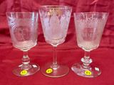 trois verres posés sur une nappe rouge, avec des étiquettes de prix dessus