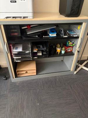une image représentant un bureau avec une imprimante et d'autres fournitures de bureau