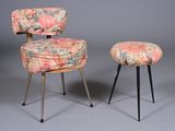 une paire de chaises et de tabourets du milieu du siècle, avec un revêtement à motifs floraux, revêtement à motifs floraux, revêtement à motifs floraux, revêtement à motifs floraux, revêtement à motifs floraux, revêtement à motifs floraux