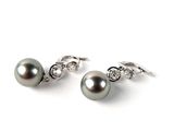 une paire de boucles d'oreilles en perles et diamants sur fond blanc