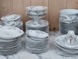 beaucoup d'assiettes et de bols sur une table