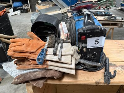 une pile de gants, de gants et d'autres outils posée sur une table