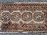 un gros plan d'un tapis à franges posé sur un autre tapis