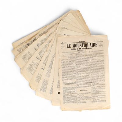 Plusieurs journaux sont empilés les uns sur les autres sur une surface blanche.