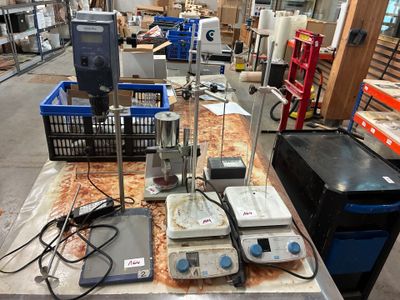 une table sur laquelle se trouvent tout un tas d'appareils électroniques