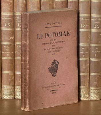 un livre posé sur une étagère, devant une pile de livres