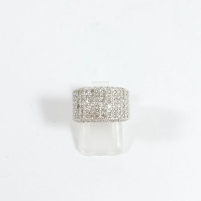 une image d'une bague en diamant posée sur une surface blanche