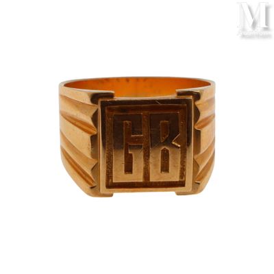 une image représentant une bague en or sur laquelle figure la lettre h