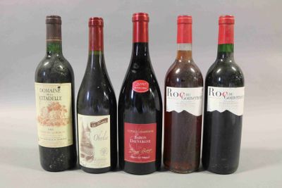 six bouteilles de vin sont alignées sur une table