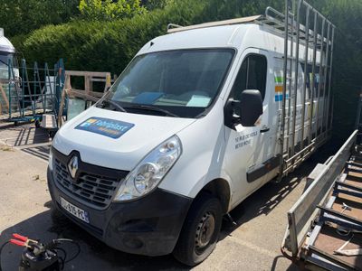 une camionnette blanche garée sur le parking