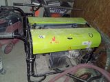une machine verte qui se trouve dans un garage