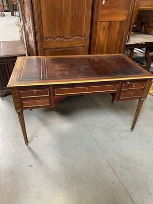 un bureau en bois avec des tiroirs et des tiroirs sur le dessus