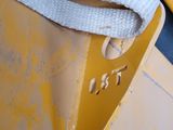un gros plan d'un bateau jaune avec une corde blanche
