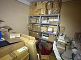 une pièce avec beaucoup de cartons et des cartons sur le sol
