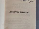 un livre ouvert dont la couverture porte un titre écrit à la main