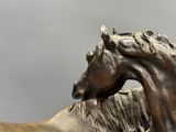 une statue en bronze représentant deux chevaux se faisant face