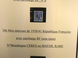 un gros plan d'une affiche accrochée au mur sur laquelle figure une image