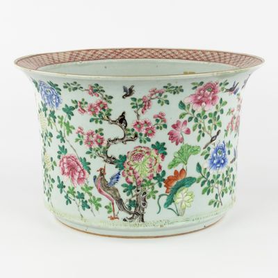 une image représentant un vase orné de fleurs et d'oiseaux
