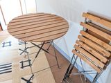 deux chaises et une table dans le coin d'une pièce
