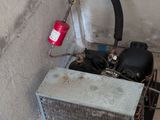 un petit climatiseur posé dans un coin de la pièce