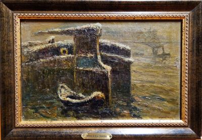 une peinture à l'huile représentant un bateau sur un plan d'eau, près d'un bâtiment