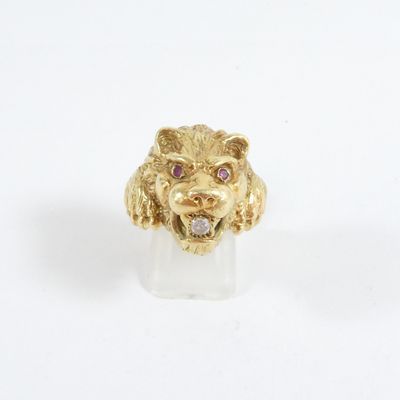 une image représentant une bague en or ornée d'une tête de lion