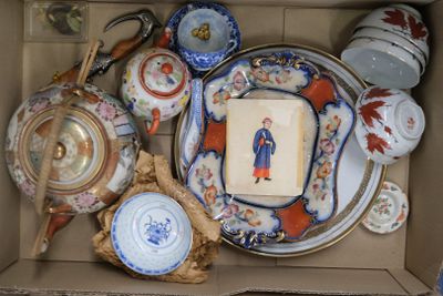 une boîte contenant divers objets en porcelaine