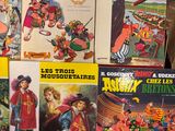 un grand nombre de bandes dessinées exposées sur une table