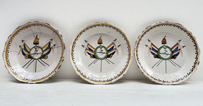 trois assiettes à motifs différents posées sur une surface blanche
