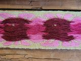 un gros plan sur un ruban rose et marron posé sur une table en bois