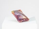 un sac de provisions posé sur une boîte blanche