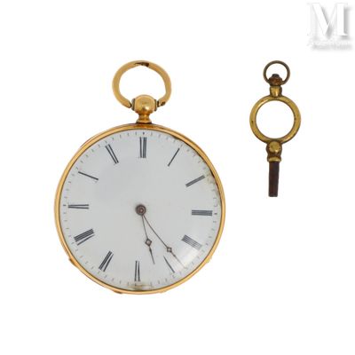 une montre de poche en or et une clé sur fond blanc