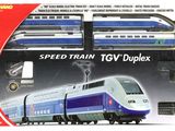 un train bleu et blanc exposé dans une boîte