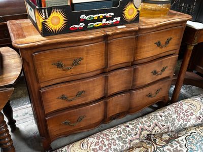 une commode sur laquelle est posée une télévision
