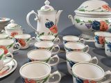 many cups and saucers that are on the table