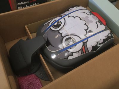 une boîte contenant une souris et un tapis de souris