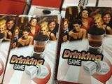 des boîtes de jeux à boire posées sur une table dans un magasin