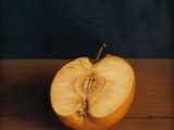 tableau représentant une pomme à moitié mangée posée sur une table en bois