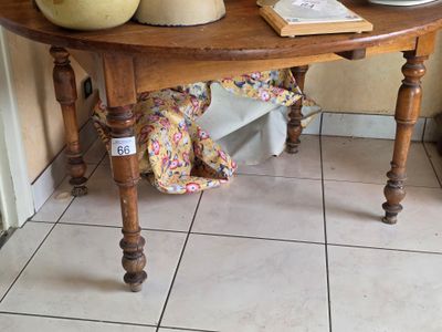 une table sur laquelle se trouvent un bol de fruits et un livre