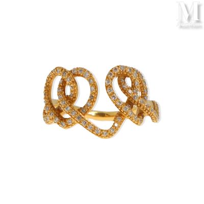 une image d'une bague en or avec des diamants sur un fond blanc