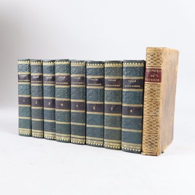 six livres sont alignés sur une surface blanche