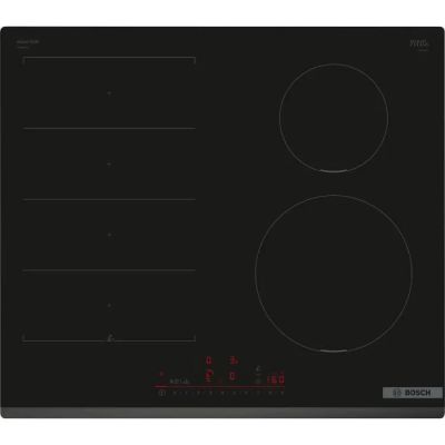 une table de cuisson à induction noire avec trois brûleurs sur fond blanc